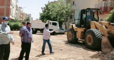 رئيس مدينة الغردقة يتابع عمليات رفع مخلفات المبانى بالشوارع..صور