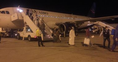 وصول رحلة طيران استثنائية تقل 165 مصريا عالقا بالكويت لمطار مرسى علم