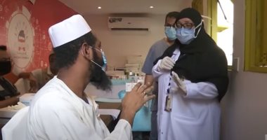 العمر مش هيوقفنا.. سعودية عمرها 60 عاما تتطوع فىى الفرق الطبية لمواجهة كورونا