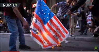 فيديو.. حرق العلم الأمريكى فى تظاهرات أمام القنصلية الأمريكية فى اليونان