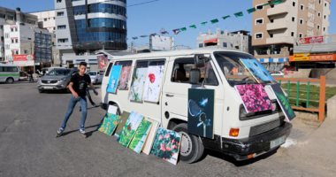شاحنة للفن تضفى لونا على رتابة الحياة فى غزة.. صور