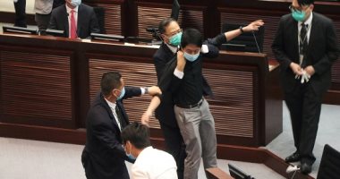 إخلاء المجلس التشريعى بهونج كونج بعد إلقاء نائب مواد حارقة داخل المبنى