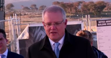 رجل يجبر رئيس وزراء أستراليا على الخروج من حديقه منزله أثناء لقاء على الهواء.. فيديو