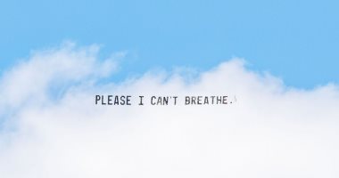 "لا أستطيع التنفس".. آخر كلمات جورج فلويد فى لافتات تحلق بسماء أمريكا.. صور