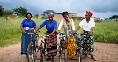 سيدات زامبيا صانعات التغيير.. 140 سيدة يستخدمن الدراجات للوصول للمزارع.. صور