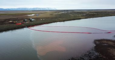 نهر أمببارنايا فى روسيا يتحول إلى اللون الأحمر بعد تسرب 200 ألف لتر وقود