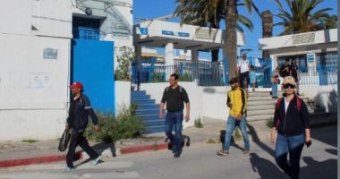 الحياة راجعة تانى.. التونسيون يعودون للمساجد والمقاهى بعد إنهاء إغلاق كورونا.. صور