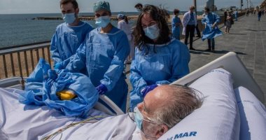 مستشفى ببرشلونة تنظم رحلات شاطئية لمرضى فيروس كورونا للتخفيف عن آلامهم.. صور