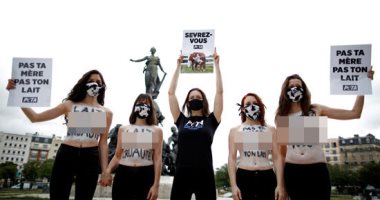 يتظاهرن نصف عاريات لرفض فصل الأبقار عن صغارها أثناء "حلبها" فى باريس