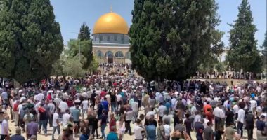 فيديو.. آلاف المصلين يتوافدون على المسجد الاقصى لأداء صلاة الجمعة 
