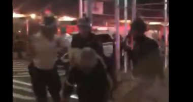 العنف لا يتوقف.. شرطة نيويورك تضرب المشاة والمتظاهرين بعشوائية.. فيديو وصور
