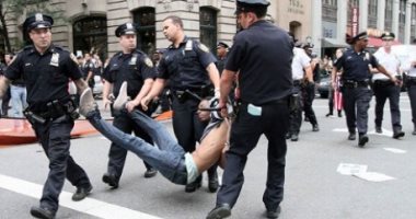 شرطى أمريكى يثير الجدول ويبرر صفع المتظاهرين .. ومطالبات بإقالته