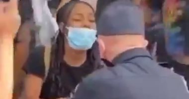 ضابط ضد العنصرية..شرطى أمريكى "أبيض" ينحنى لحبيبته "السمراء" وسط المتظاهرين..فيديو