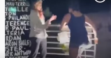 فيديو.. امرأة تحطم نصبا تذكاريا لجورج فلويد فى لوس أنجلوس