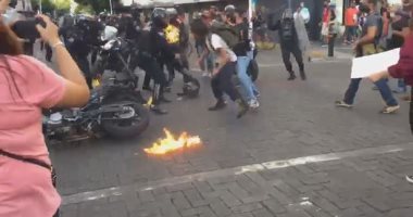 فيديو.. متظاهرون يضرمون النار بضابط شرطة فى المكسيك والسبب "كمامة"