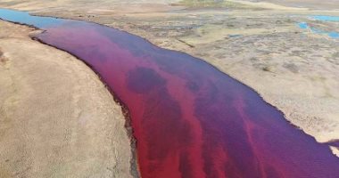 نهر بلون الدم في روسيا.. يهدد بكارثة بيئية (فيديو)