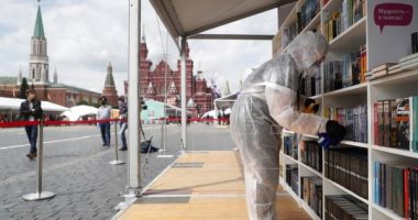 معارض الكتاب تعود للحياة مجددا من موسكو وسط إجراءات وقائية.. صور