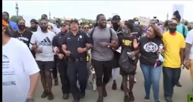فيديو.. أفراد الشرطة الأمريكية ينضمون لمتظاهرين فى ديترويت