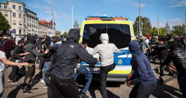 الشرطة السويدية تفض مظاهرة ضد العنصرية بعد إلقاء الحجارة عليهم.. صور
