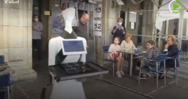 روبوت يقدم الطلبات فى بار إسبانى للزبائن خوفا من عدوى كورونا.. فيديو