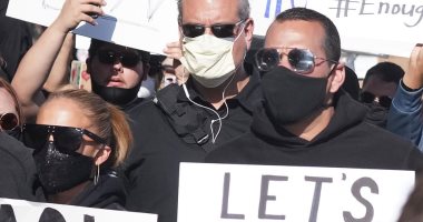 شاهد جنيفر لوبيز تشارك بمسيرة احتجاجية مع خطيبها ضد العنصرية