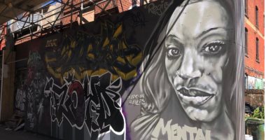 40 فنان جرافيتى يحولون زقاق بتورنتو لجداريات سوداء لمناهضة العنصرية.. صور