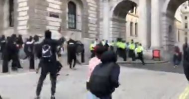اشتباك محتجين من اليمين المتطرف مع الشرطة بميدان الطرف الأغر فى لندن