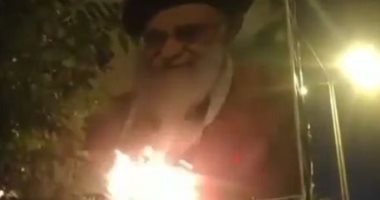 إيرانيون يحرقون صورة لخامنئى فى ميدان بمدينة مشهد احتجاجا على قمع الحريات