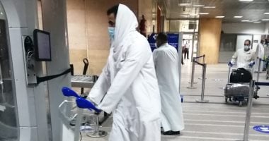 مطار الأقصر يشهد أول رحلة بعودة 136 مصريا عالقا بالكويت.. صور