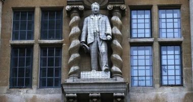دعوات بين المحتجين فى بريطانيا لإزالة تمثال سيسيل رودس بجامعة أكسفورد.. فيديو