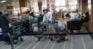 مطار الأقصر يشهد وصول رحلة تقل 152 مصرياً عالقاً من الكويت.. صور