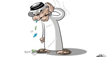 كاريكاتير صحيفة سعودية.. السوشيال ميديا صداع فى رأس المواطن