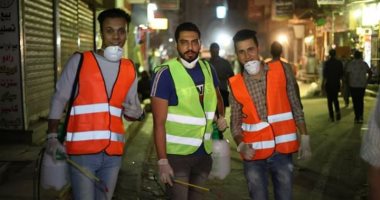 شباب عزبة النخل بالقاهرة يطهرون الشوارع ضد فيروس كورونا