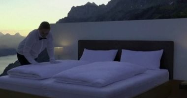 تقدر تجربها .. فندق سويسرى يعرض على زبائنه سرير "فى وسط الطبيعة"