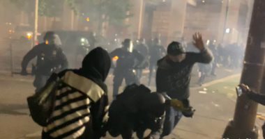 الشرطة الأمريكية تطلق الغاز المسيل للدموع على المتظاهرين فى بورتلاند.. صور
