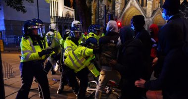 إصابة 20 شرطيا واعتقال 7 متظاهرين فى أعمال شغب خلال احتجاجات بريطانيا