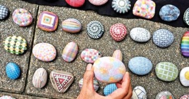 "عم الأحجار".. فنان تايوانى يحول الحصى إلى تذكارات ملونة برسومات معقدة.. صور