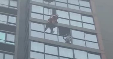 فيديو.. إنقاذ طفلة قبل السقوط من نافذة منزلها بالدور الـ 16 فى الصين