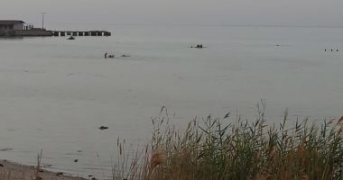 اضبط مخالفة..رغم غلق الشواطئ شباب يمارسون السباحة بمنطقة الأحياء شمال الغردقة