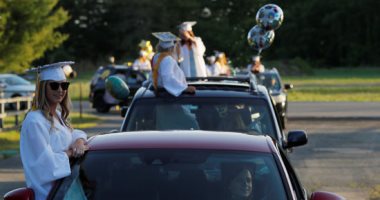 كورونا لن يقف أمام الاحتفال ..مدرسة أمريكية تحتفل بتخرج طلابها فى مسرح السيارات