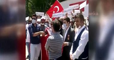ساندوه فغدر بهم.. تظاهرات ضد أردوغان لحجبه مساعدات مالية عن أسر ساندته فى 2016 