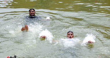 شباب وأطفال يلجأون لمياه النيل هربا من حرارة الجو