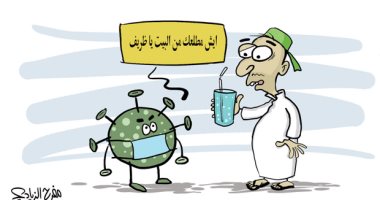 كاريكاتير صحيفة سعودية.. فيروس كورونا يسخر من مخالفى الإجراءات الوقائية