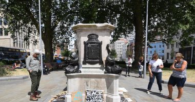 نحاتان غربيان: إزاحة تمثال كولستون ببريطانيا سخرية من تاجر الرقيق