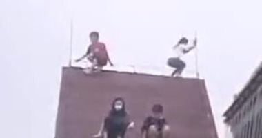  إنقاذ أطفال قبل سقوطهم من أعلى سطح مثلث لمبنى شاهق فى الصين.. فيديو