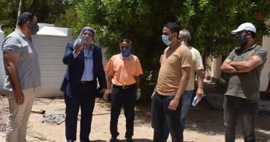 رئيس مدينة نويبع يتابع إصلاح خط مياه يغذى مجمع المدارس ..صور