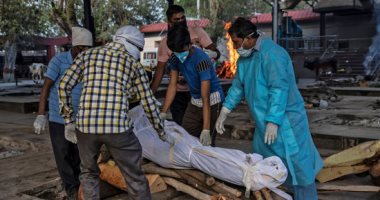 حرق جثث المتوفين بفيروس كورونا فى الهند.. صور 