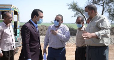 نائب محافظ قنا يطمئن على الخدمات الطبية ورفع كفاءة طريق مدخل قرية حجازة