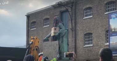 الحرب ضد رموز العنصرية مستمرة.. إزالة تمثال تاجر العبيد في لندن (فيديو)