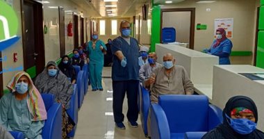 صور.. خروج 18 حالة من مستشفى إسنا للحجر الصحى بعد شفائهم من كورونا